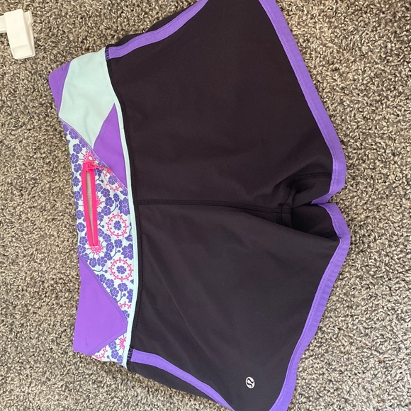 SIZE 6- LULULEMON SHORTS - Picture 1 of 6
